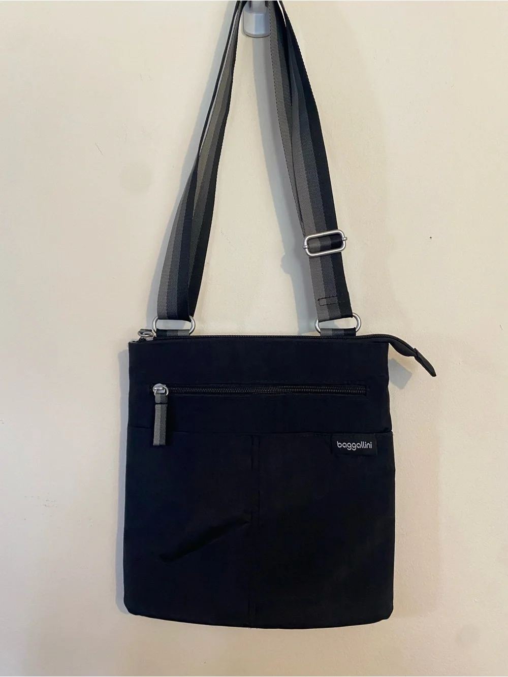 Baggallini Black Crossbody Travel Bag Adjustable Strap, Slim, Multiple pockets